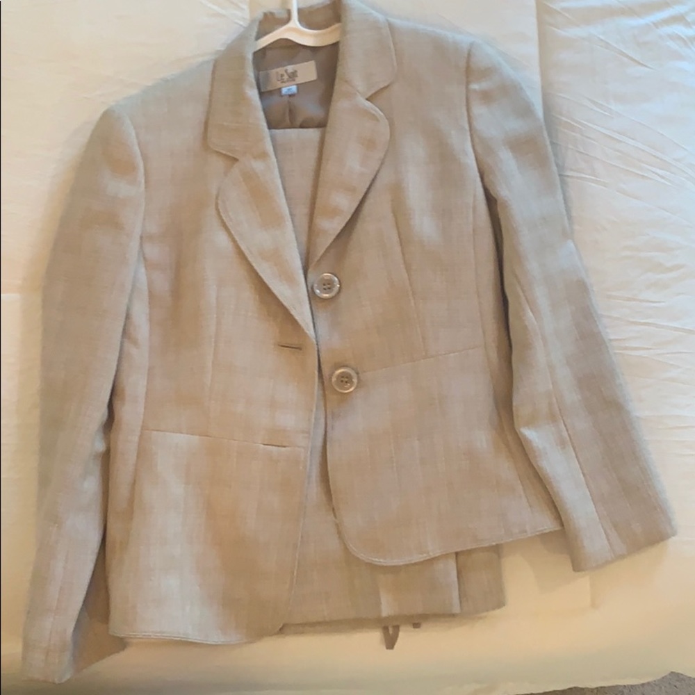 Pants suit